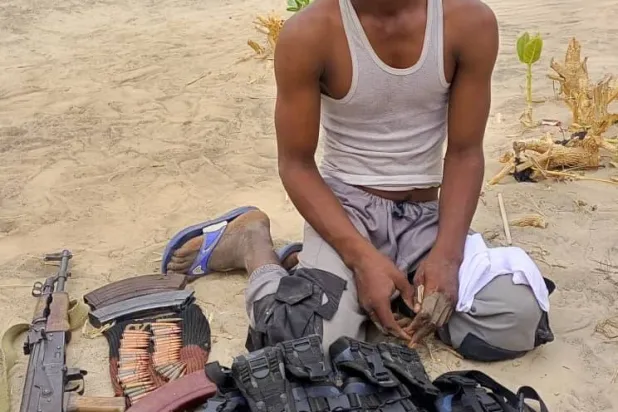 مقاتلون في قبضة القوة العسكرية بعد المداهمات (صحافة محلية)