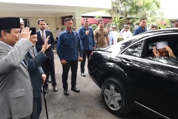 برابوو سوبيانتو يؤدي التحية العسكرية للطيب في أثناء توديعه (مشيخة الأزهر)