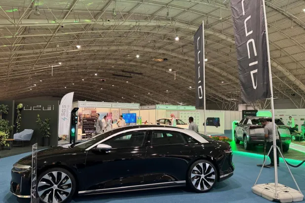 سيارة «لوسد» في المعرض المصاحب للمنتدى العالمي للمركبات الكهربائية وتكنولوجيا التنقل 2024 (الشرق الأوسط)