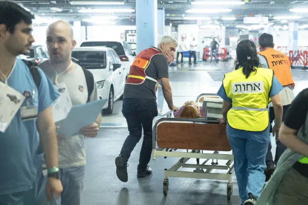 مستشفى ميداني إسرائيلي تم تجهيزه في مرآب للسيارات في الطابق الثالث تحت الأرض في مدينة حيفا تحسباً لحرب مع "حزب الله" (غيتي)