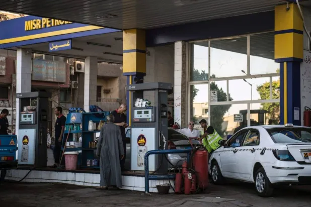 يترقب المصريون أسعاراً جديدة للبنزين (أ.ف.ب)