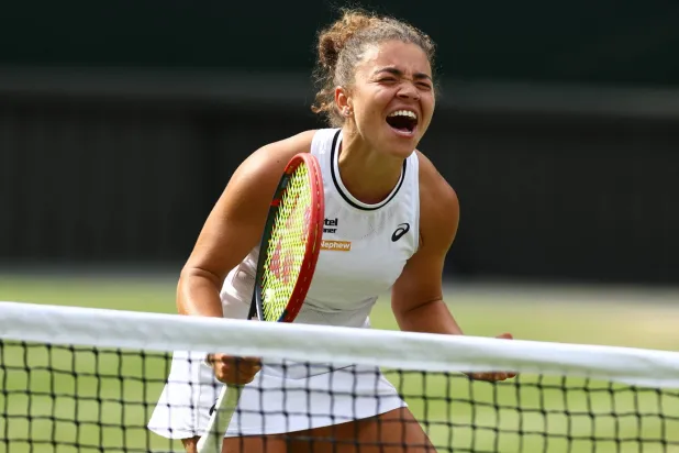 باوليني أول امرأة تصل إلى النهائي في «رولان غاروس» و«ويمبلدون» في العام ذاته بعد سيرينا (رويترز)