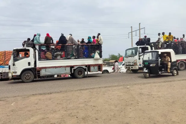 Güneydeki Sennar eyaletinden yerinden edilmiş onlarca Sudanlı, doğudaki el-Gadarif kentine geldi. (AFP)