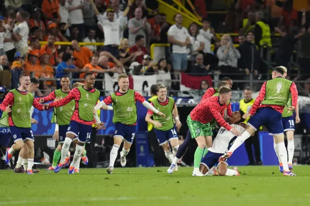 واتكينز محتفلاً مع زملائه البدلاء في المنتخب الإنجليزي (د.ب.أ)