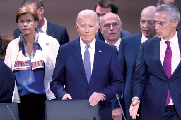  الرئيس الأميركي جو بايدن والأمين العام لـ«الناتو» ينس ستولتنبرغ خلال اجتماع لقمة الحلف في واشنطن أمس (رويترز)