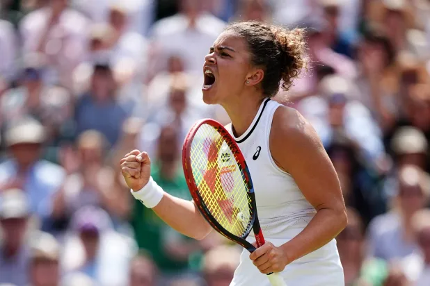 الإيطالية باوليني تصرخ فرحا عقب بلوغها نهائي ويمبلدون للتنس (د.ب.أ)
