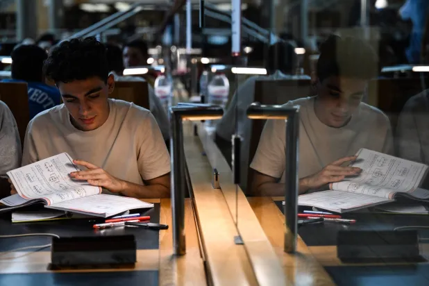 طالب يذاكر قبيل امتحانات شهادة الثانوية العامة في مصر (إ.ب.أ)