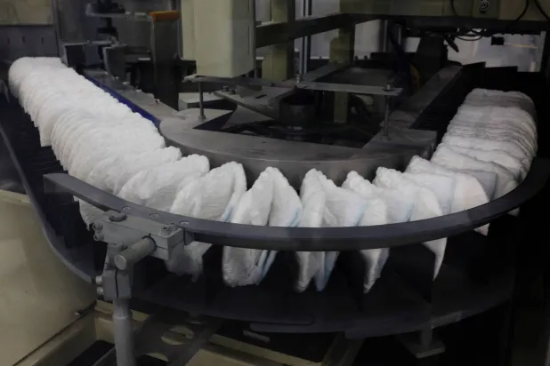 خط إنتاج حفاضات للكبار في مصنع «Elleair» التابع لشركة «Daio Paper Corporation» في فوجينوميا بمحافظة شيزوكا باليابان في 18 يونيو 2024 (رويترز)