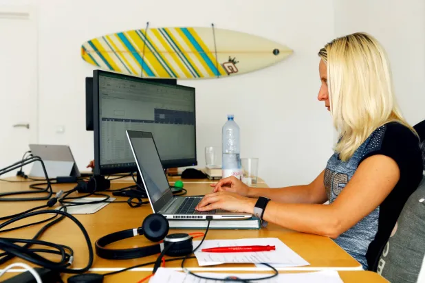 عند نقطة معينة تتوقف سعادتك عن الازدياد جنباً إلى جنب مع دخلك (رويترز)