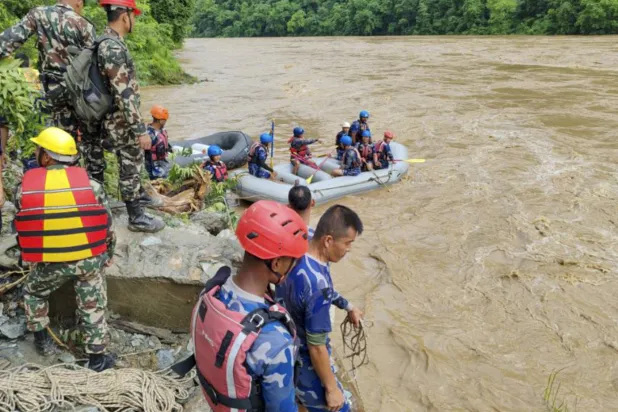 جانب من عمليات البحث عن ناجين (إ.ب.أ)