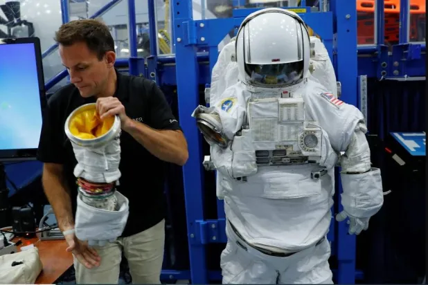 مبتكرو البدلة يأملون أن يتم استخدامها قبل نهاية العقد ضمن برنامج «أرتميس» التابع لوكالة الفضاء الأميركية (رويترز)
