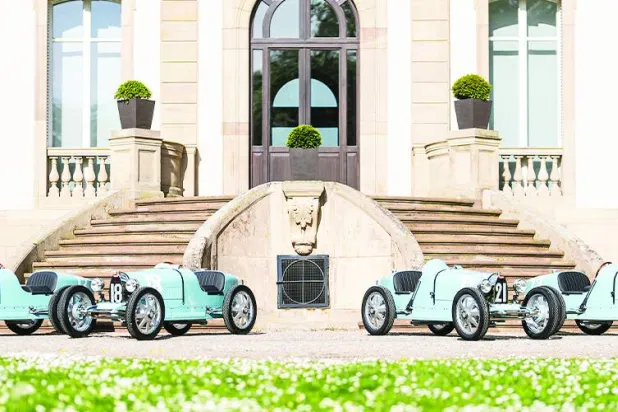 مجموعة من نسخ السيارات الكلاسيكية المصغرة (الشرق الأوسط)