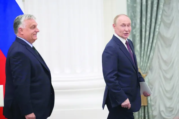 الرئيس الروسي فلاديمير بوتين ورئيس الوزراء المجري فيكتور أوربان في الكرملين (أ.ب)