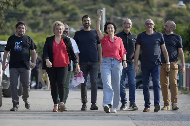 مارتا روفيرا تتوسط عدداً من القادة الانفصاليين الكتالونيين العائدين إلى إسبانيا (إ.ب.أ)