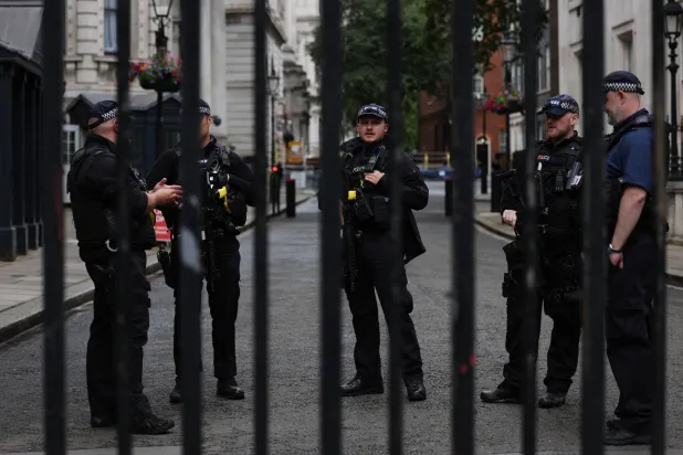 عناصر من الشرطة البريطانية أمام بوابة في «دوانينغ ستريت» (إ.ب.أ)