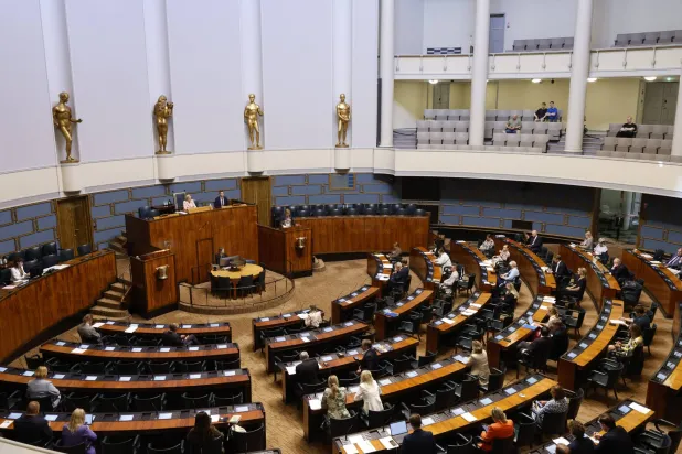 من تصويت البرلمان الفنلندي لصالح إقرار قانون يمنح حرس الحدود سلطة منع عبور طالبي اللجوء من روسيا (د.ب.أ)