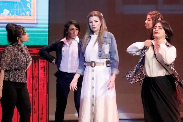 رانيا فريد شوقي في مشهد من مسرحية «مش روميو وجولييت» بالمسرح القومي (حسابها على «إنستغرام»)