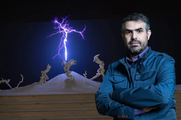 أحمد ماطر أمام أحد أعماله (الفنان)