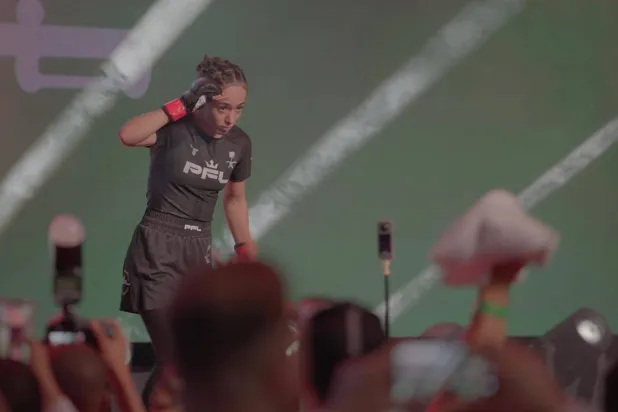 هتان لحظة دخولها القفص في نزالها مع المصرية إيمان (الشرق الأوسط)