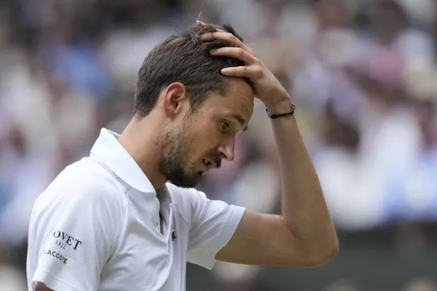  مدفيديف احتج على حكم مباراته أمام ألكاراس (أ.ب)