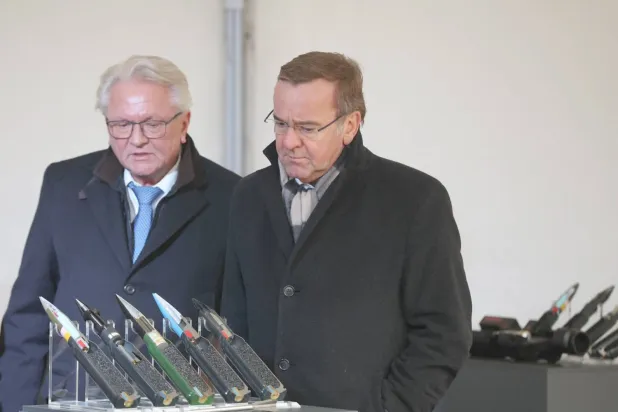 Alman silah şirketi Rheinmetall'in Yönetim Kurulu Başkanı Armin Papergaer, Almanya Savunma Bakanı Boris Pistorius ile birlikte (Arşiv -AFP)
