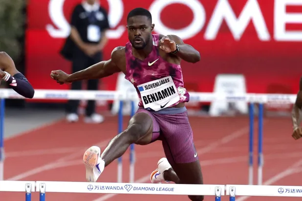 قام بنجامين بتتبع وتيرة الانطلاقة السريعة لفارهولم ليهزمه في النهاية (إ.ب.أ)