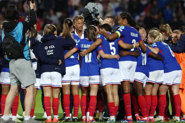 فرنسا جمعت 10 نقاط من خمس مباريات (رويترز)