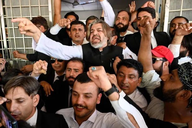 مؤيدون لعمران خان في إسلام أباد يحتفلون بقرار المحكمة تبرئته وزوجته من تهمة عقد زواج غير شرعي (أ.ف.ب)