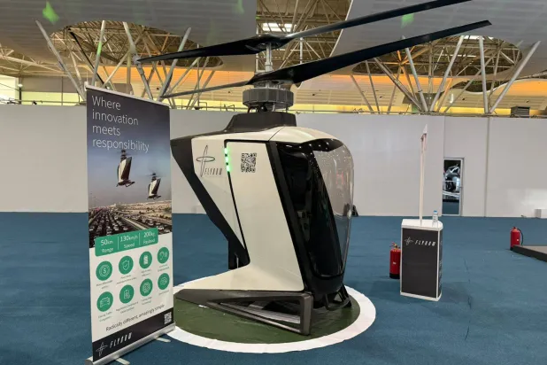 طائرة «إي كوبتر» من «فلاي ناو» ذات المقعد الواحد في «المنتدى العالمي للمركبات الكهربائية وتكنولوجيا التنقل 2024» بالرياض (الشرق الأوسط)