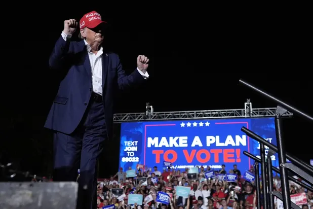 المرشح الرئاسي الجمهوري دونالد ترمب يرقص بعد أن تحدث في تجمع انتخابي (أ.ب)