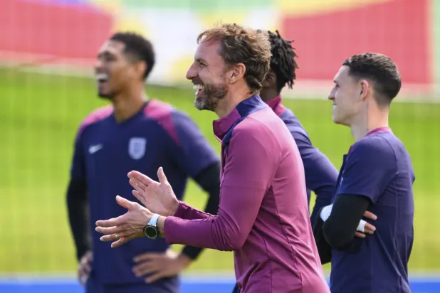 ساوثغيت خلال إشرافه على تدريبات إنجلترا تأهباً للنهائي الأوروبي (أ.ب)