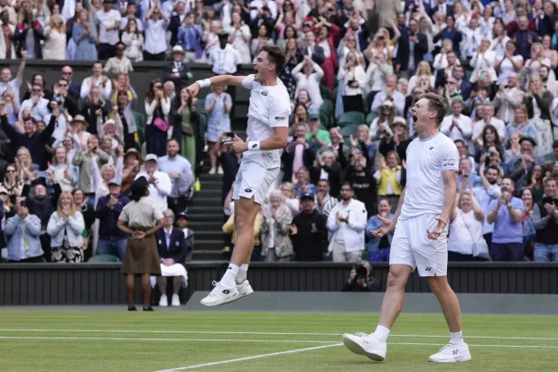 أصبح باتن (28 عاماً) ثالث بريطاني يفوز باللقب في الحقبة المفتوحة (أ.ب)