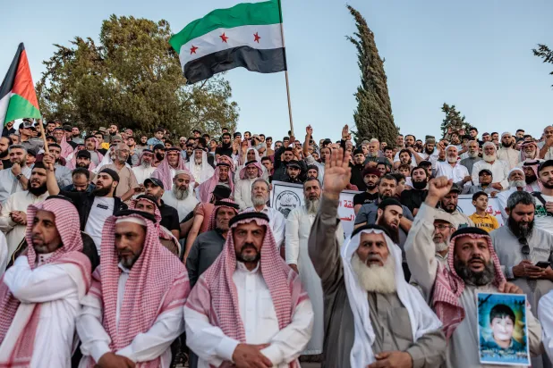 سوريون يحتجّون على مواقف الرئيس التركي رجب طيب إردوغان بخصوص التطبيع مع الرئيس السوري بشار الأسد في إدلب الجمعة (د.ب.أ)