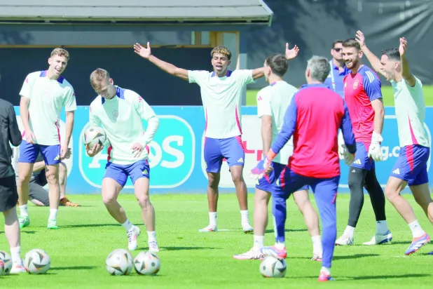 منتخب إسبانيا المتألق يتطلع لمواصلة عروضه القوية وحصد اللقب القاري (إ.ب.أ)