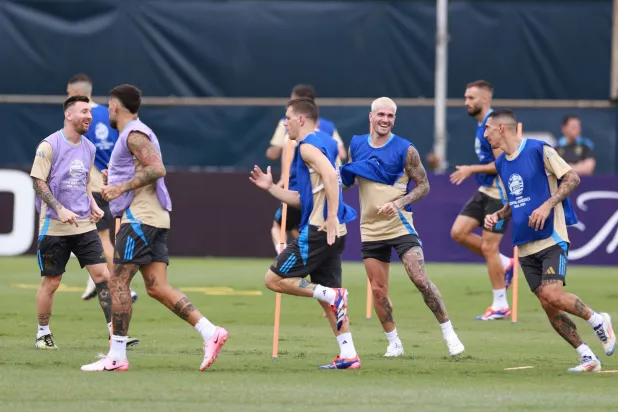 ميسي خلال تدريبات منتخب الأرجنتين التحضيرية للنهائي (أ.ف.ب)