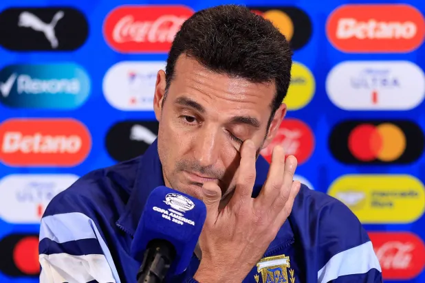 سكالوني خلال المؤتمر الصحافي لنهائي «كوبا أميركا» (أ.ف.ب)