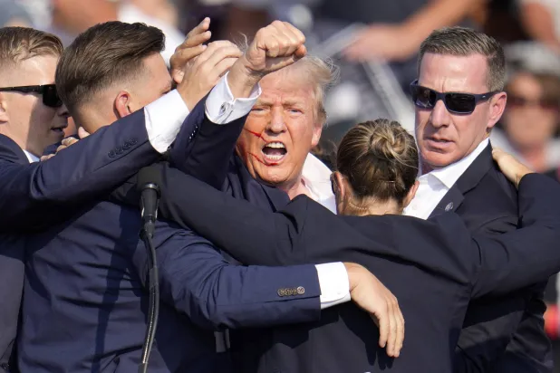 الرئيس السابق دونالد ترمب يرفع قبضته بعد محاولة الاغتيال (أ.ب)