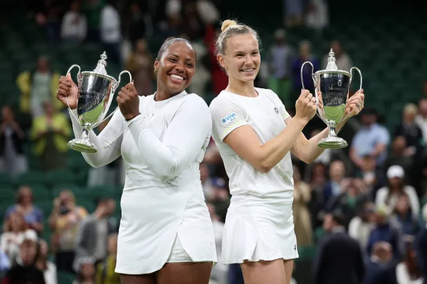 تيلور تاونسند وكاترينا سينياكوفا (إ.ب.أ)