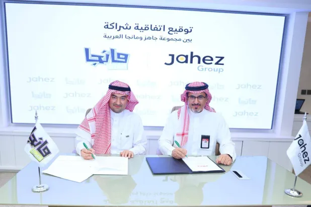 الدكتور عصام بخاري مدير عام «مانجا العربية» والمهندس غصاب المنديل الرئيس التنفيذي لـ«جاهز الدولية» يوقعان الاتفاقية (الشرق الأوسط)