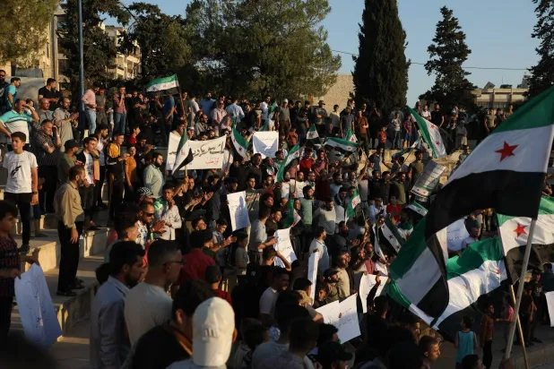 العشرات تجمعوا في حديقة المشتل بإدلب للتنديد بالتعليقات التركية حول التقارب مع النظام (الشرق الأوسط)