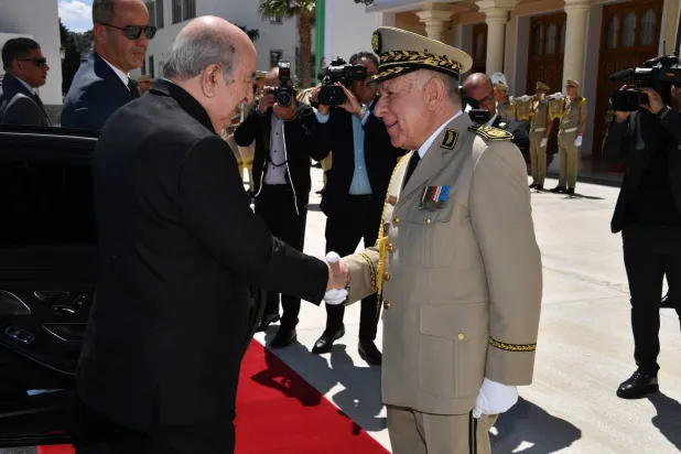 الرئيس تبون مع رئيس أركان الجيش سعيد شنقريحة (وزارة الدفاع)