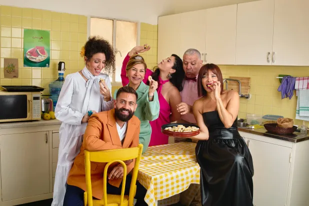 يأكلون المعمول اختزالاً لخَبْز الحياة للإنسان (إدارة المسرحية)