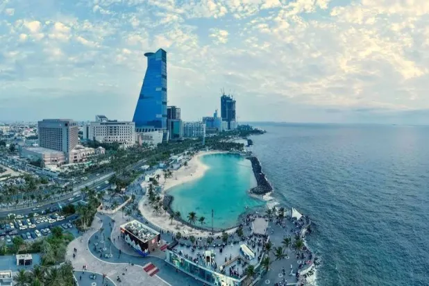 إقبال كبير من الزوّار على الشواطئ البحرية رغم ما يشهده الصيف من ارتفاع بدرجات الحرارة (واس)