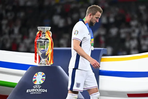 كين يمر متحسرا بجانب كأس أوروبا خلال مراسم التتويج (د.ب.أ)