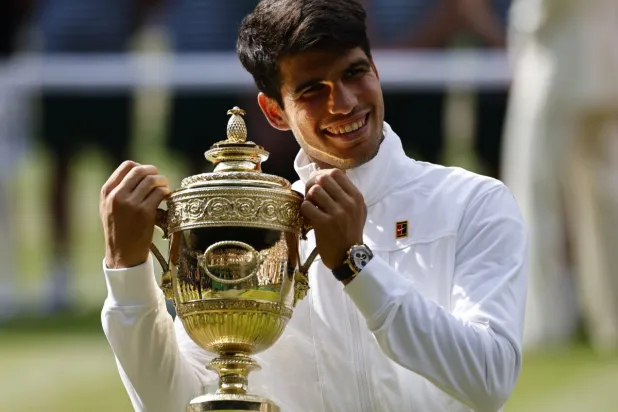 ألكاراس يجتفل بكأس بطولة ويمبلدون للعام الثاني على التوالي  (ا ب ا)