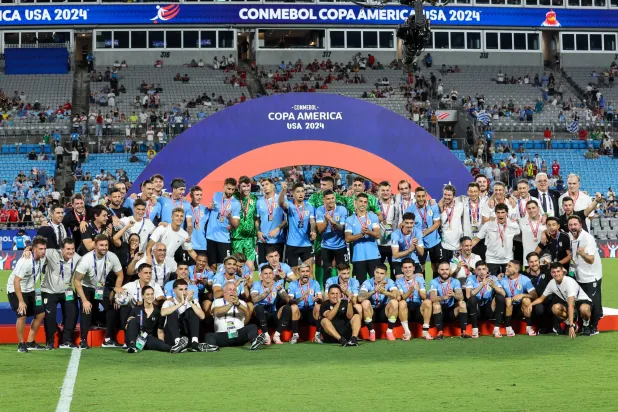 لاعبو منتخب الأوروغواي يحتفلون ببرونزية المركز الثالث لبطولة "كوبا أميركا" (د ب ا)