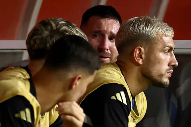 لم يتمالك النجم الأسطوري ميسي نفسه وأجهش بالبكاء عقب خروجه (رويترز)