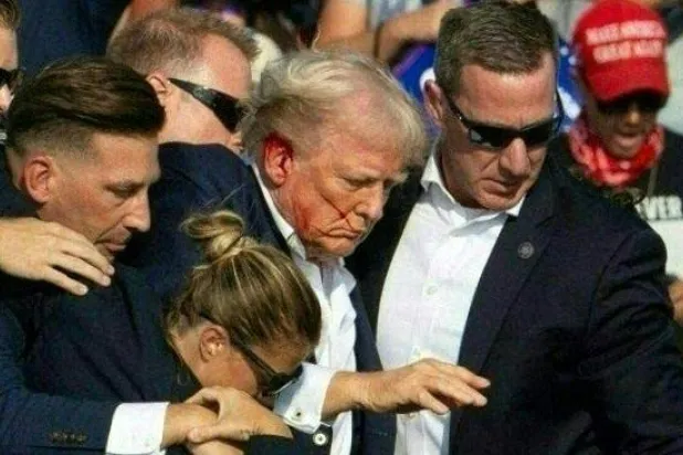 الرئيس السابق دونالد ترمب عقب محاولة الاغتيال (أ.ف.ب)