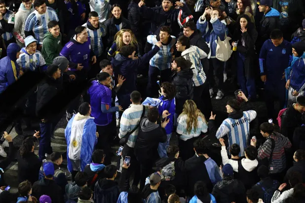 الأرجنتينيون خرجوا إلى الشوارع للاحتفال بالفوز (رويترز)