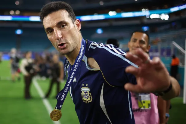 سكالوني: واجهنا تحدياً كبيراً في النهائي رغم «تأخير المباراة»